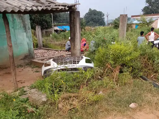 सिंगरौली में कार पलटी, डेढ़ साल के मासूम की मौत:माता-पिता गंभीर, रीवा रेफर; सीधी से चितावलखुर्द लौट रहा था परिवार
