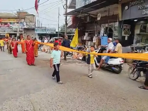 सिंगरौली के गनियारी में निकली 551 मीटर लंबी चुनरी यात्रा:महिलाओं और बच्चों ने उत्साह से लिया भाग, जयकारों से गूंजा इलाका