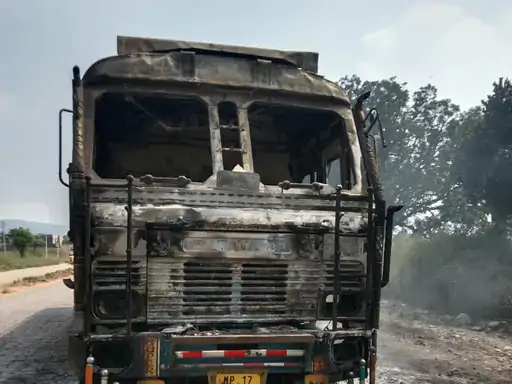 सिंगरौली में राखड़ लोडेड बल्कर में लगी आग:कुछ ही देर में पूरा वाहन जलकर खाक, चालक और क्लीनर ने कूदकर बचाई जान